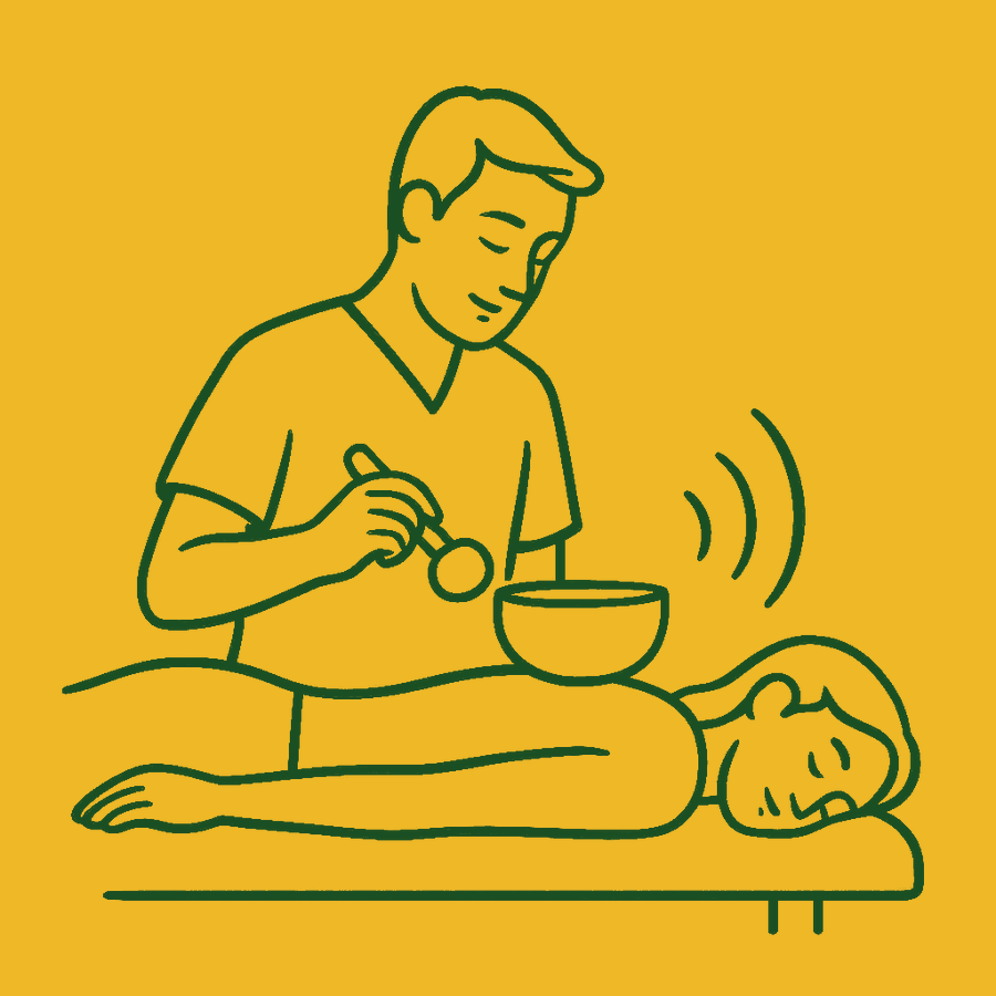Illustration: Eine Person liegt auf einer Behandlungsliege, auf ihrem Rücken steht eine Klangschale, die mit einem Klöppel angeschlagen wird